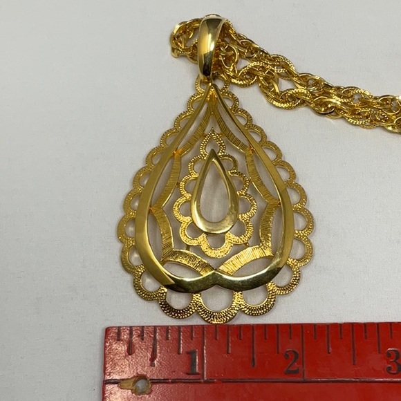 Vintage 24 inch rolo type gold tone chain, with large gold tone pendant. - Picture 6 of 8